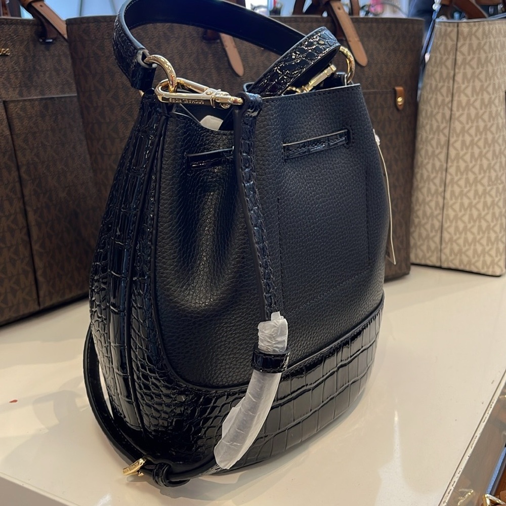 MICHAEL KORS 
Reed Medium Pebbled Leather Belted Bucket Messenger Satchel Crossb - Picture 6 of 16
